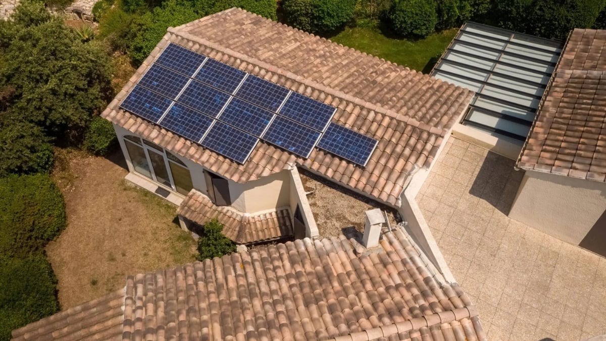 Panneaux solaires photovoltaïques installés sur le toit d'une maison individuelle, proposés en location par Ensol