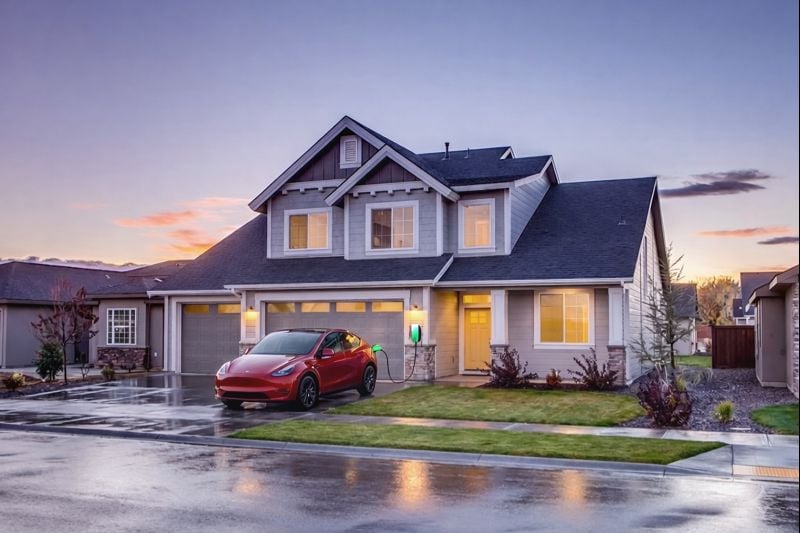 Recharge d’une Tesla Model Y à domicile pour comparer les offres d’électricité voiture électrique en 2026
