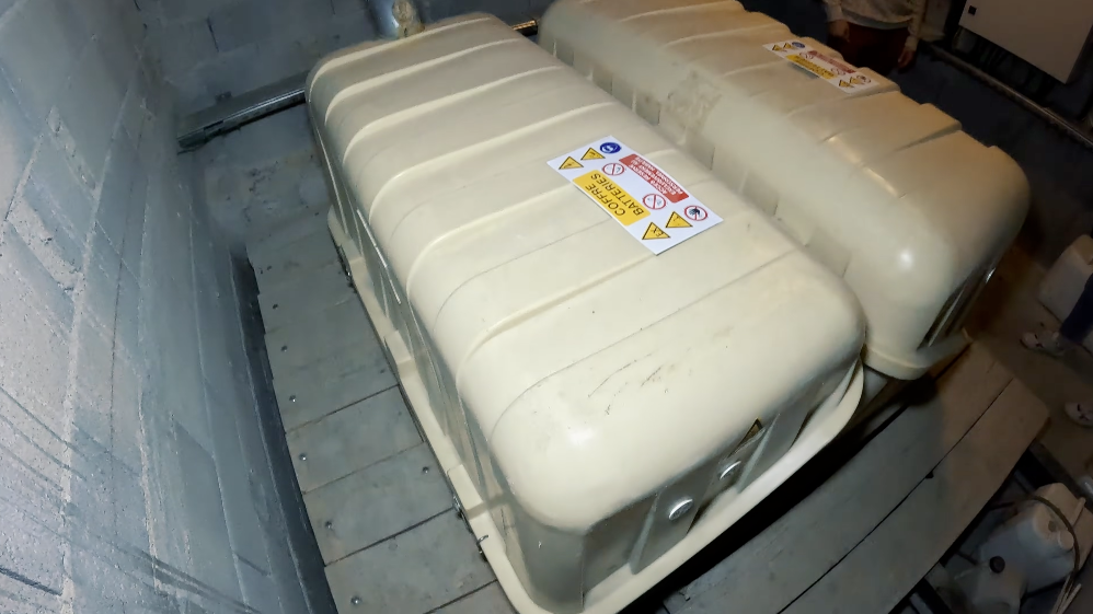 Batteries au plomb assurant le stockage de l’électricité du gîte autonome du Loubatas