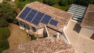 Panneaux solaires photovoltaïques installés sur le toit d'une maison individuelle, proposés en location par Ensol