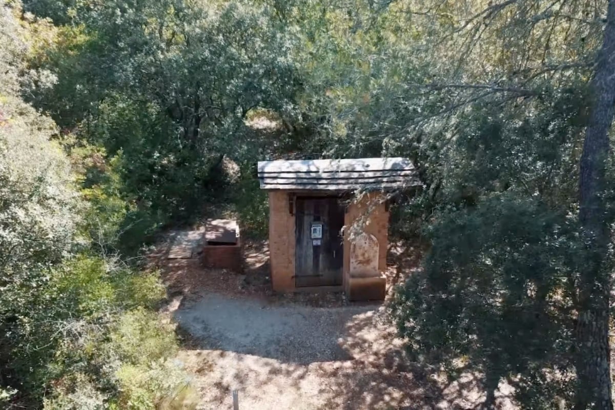 Local du forage d’eau potable alimentant le gîte autonome du Loubatas en Provence
