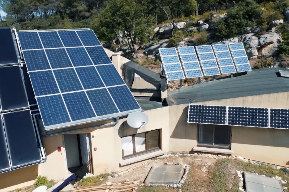 Panneaux solaires photovoltaïques et thermiques sur le gîte autonome du Loubatas en Provence