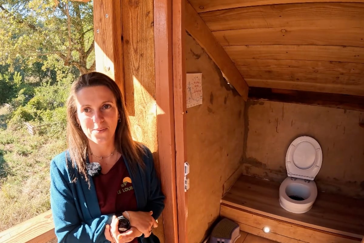 Toilettes sèches à séparation installées dans le gîte autonome du Loubatas