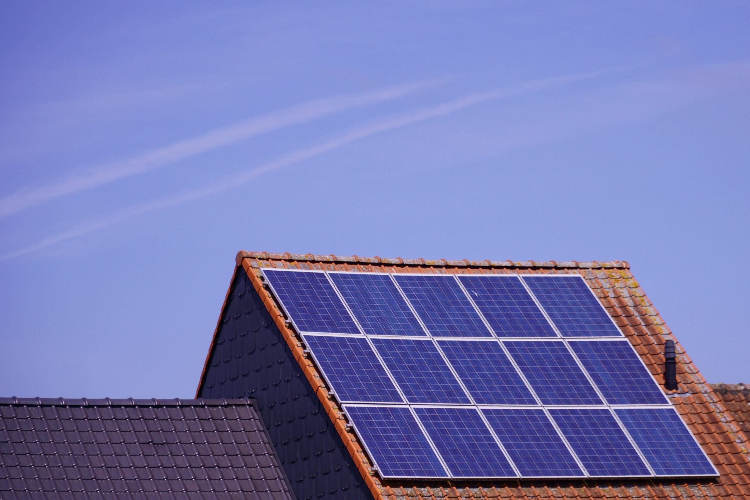 Panneaux solaires installés sur une toiture en tuiles