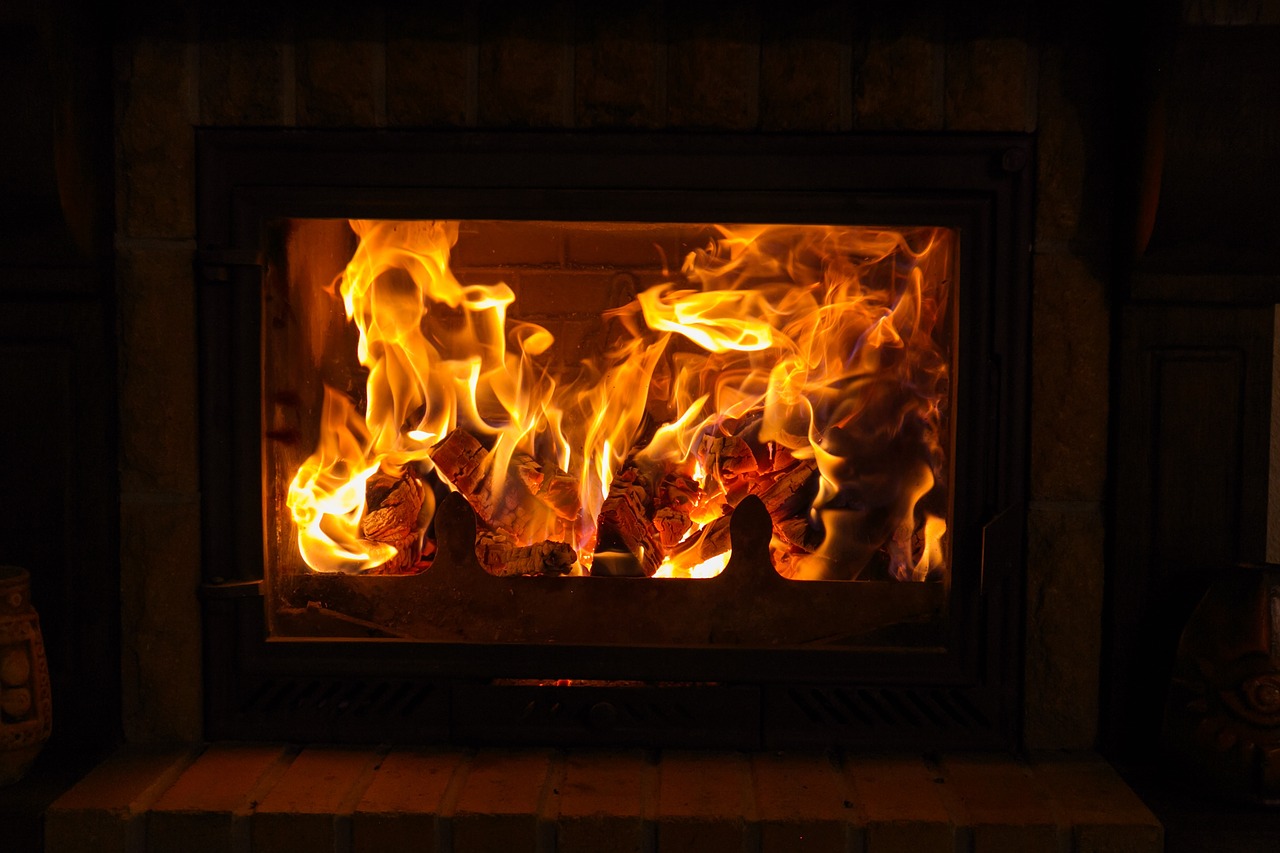 Chauffage au bois : 3 astuces pour moins polluer quand vous faites un feu  de cheminée