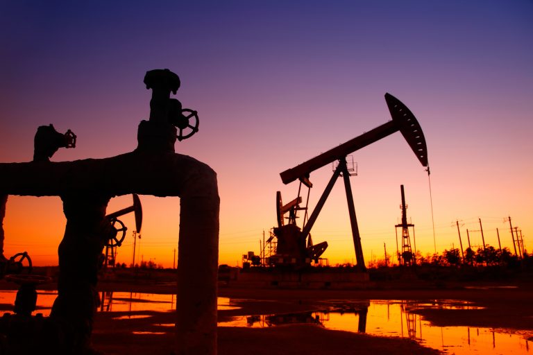 Le pétrole monte, poussé par le resserrement de l'offre mondiale