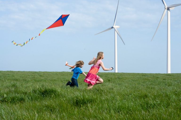 Offrir une part d’éolienne à un enfant : un investissement citoyen pour la prochaine génération