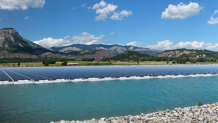 La première centrale solaire flottante d’EDF sur un lac de barrage