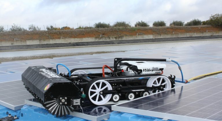 Ce robot peut nettoyer les panneaux d’une centrale solaire flottante