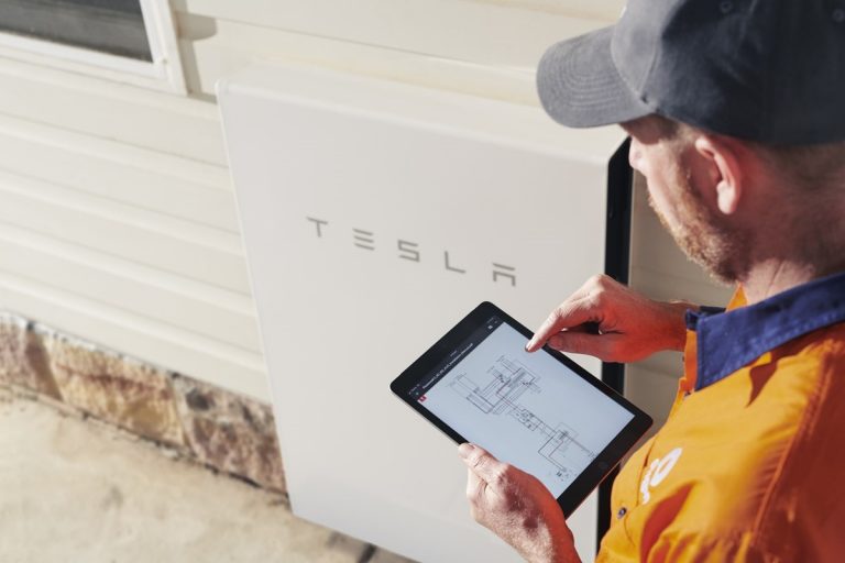 Tesla propose à ses clients de voler au secours du réseau californien