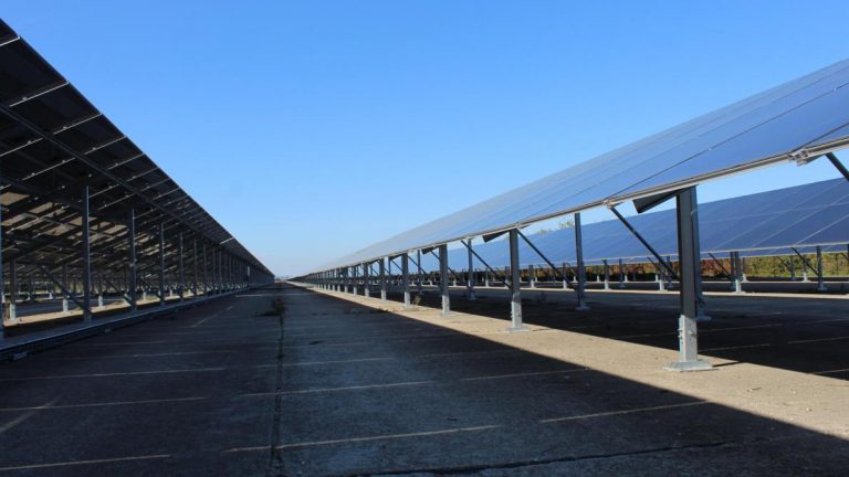 Installée sur la piste d’un ancien aérodrome de l’OTAN, cette ferme solaire est l’une des plus longues de France