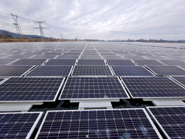 Que devient la première centrale solaire flottante de France ?