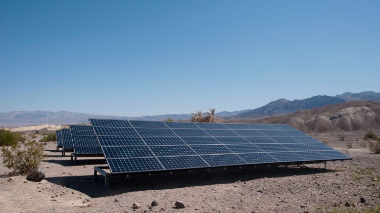 Des chercheurs ont mis au point une nouvelle technique pour nettoyer les panneaux solaires sans eau