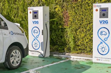 Une voiture électrique injecte de l'énergie dans le réseau avec la technologie V2G