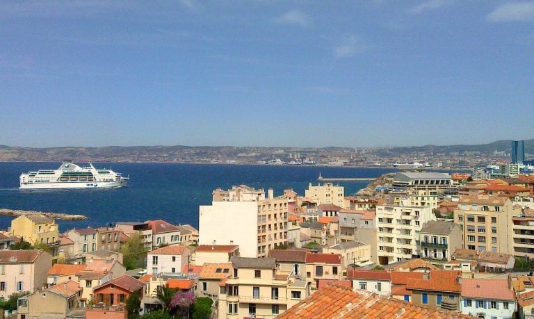 Comment le port de Marseille va fournir de l’électricité solaire aux ferrys