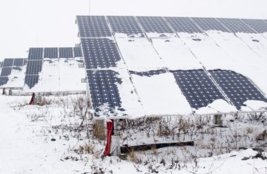 Une installation photovoltaïque sous la neige.