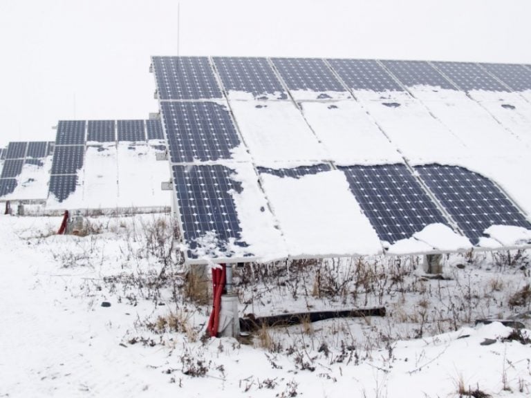 Panneaux solaires : voici comment réduire fortement les pertes de rendement dues aux chutes de neige