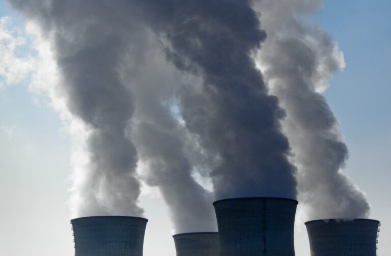 Canicule : l’eau chaude rejetée par les centrales nucléaires est-elle vraiment néfaste pour l’environnement ?