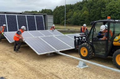 Comment cette centrale solaire avec batterie recharge les voitures électriques sur autoroute