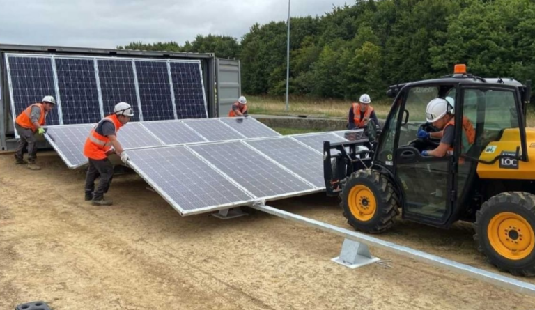 Comment cette centrale solaire avec batterie recharge les voitures électriques sur autoroute