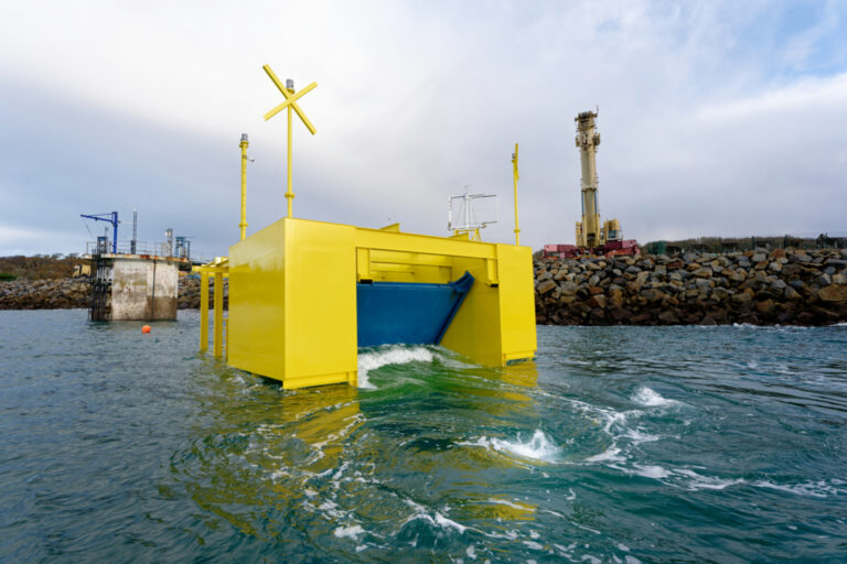 Première mondiale : une digue productrice d’énergie est testée en Bretagne