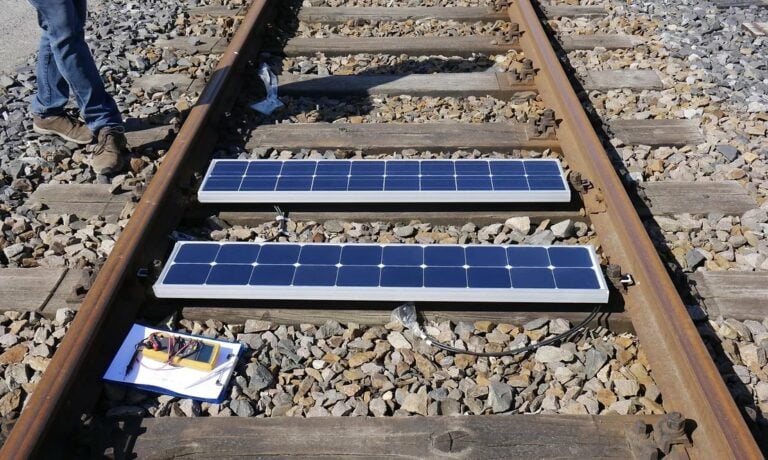 Bientôt des panneaux solaires sur les voies ferrées ?
