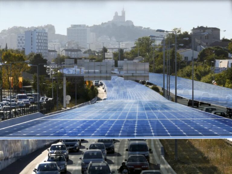 Cette ville veut recouvrir ses autoroutes de panneaux photovoltaïques