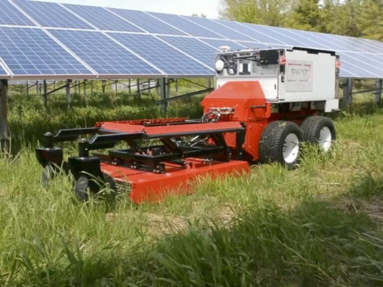 Comment ce robot-jardinier entretient les centrales solaires photovoltaïques