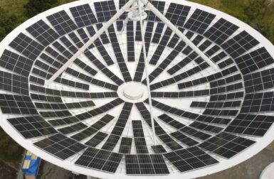 Cette gigantesque parabole abandonnée est devenue une centrale solaire