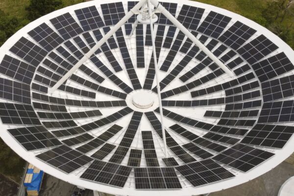 Cette gigantesque parabole abandonnée est devenue une centrale solaire