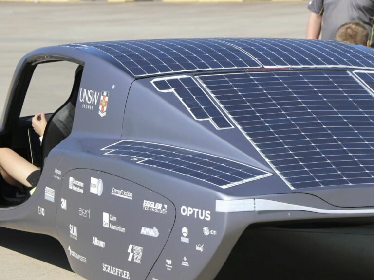 Pourquoi cette voiture électrique solaire fait rêver à l’autonomie illimitée