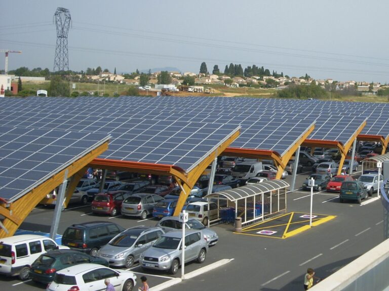 Les supermarchés exigent des aides pour installer des panneaux solaires sur leurs parkings