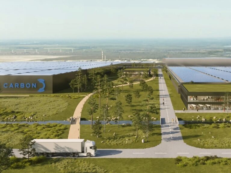 Où se situera la plus grande usine de panneaux solaires de France avec ses 10 000 employés ?