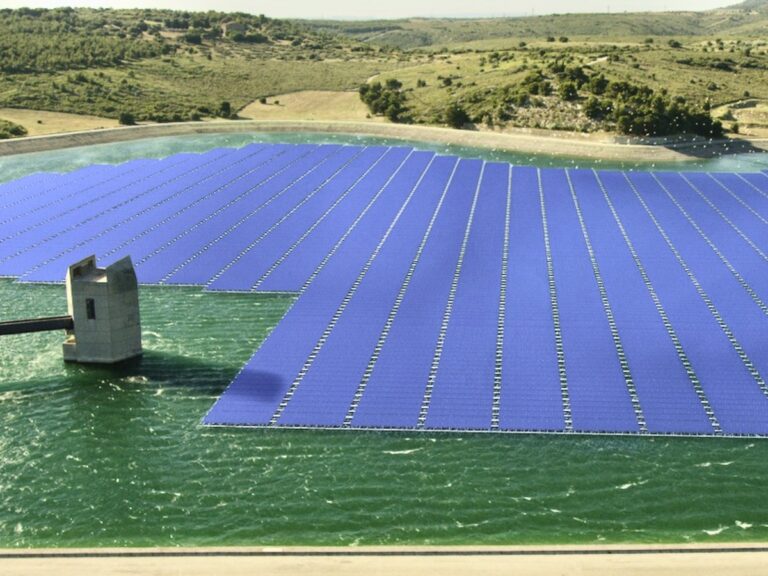 Inquiétudes autour d’une centrale solaire sur réservoir d’eau potable