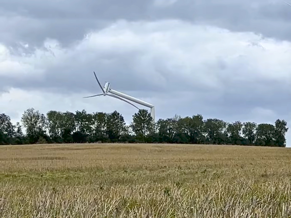 In Deutschland stürzt eine außer Kontrolle geratene Windkraftanlage ein