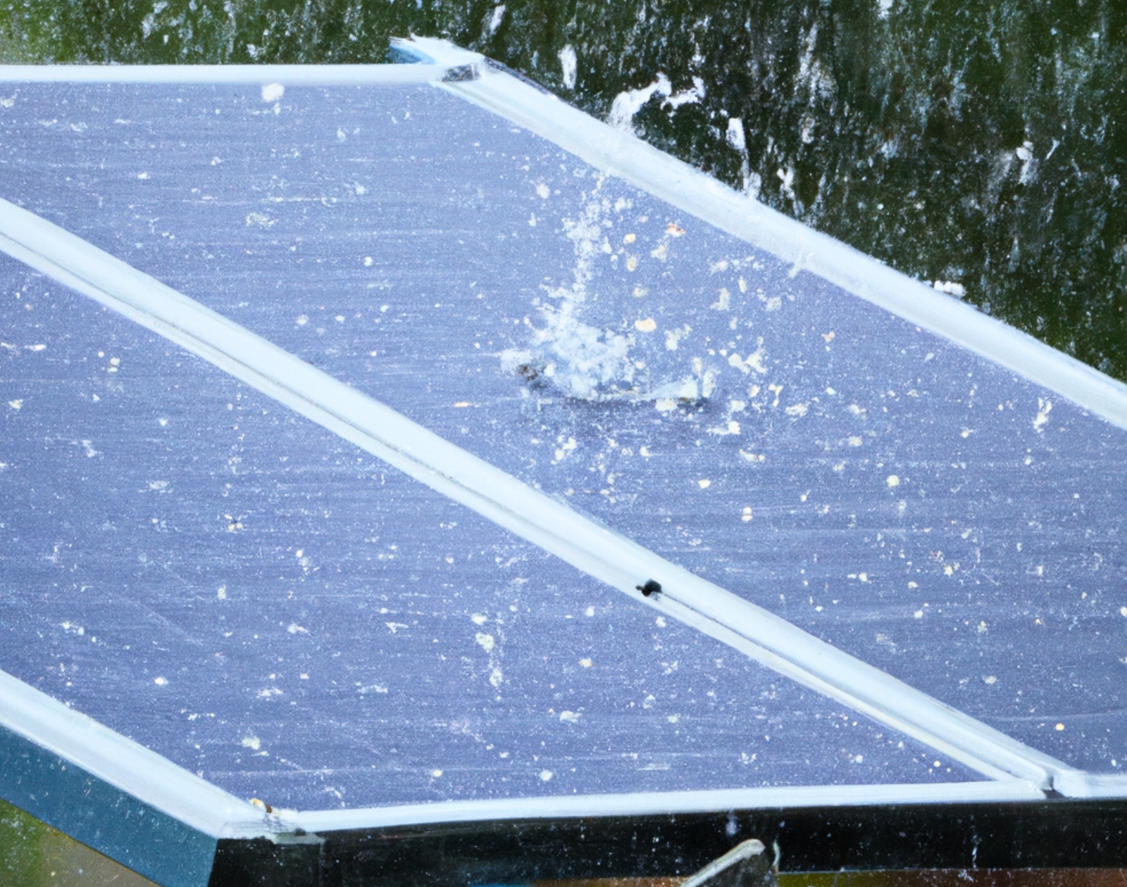 Voici l’anti panneau solaire, qui produit de l’électricité quand il pleut