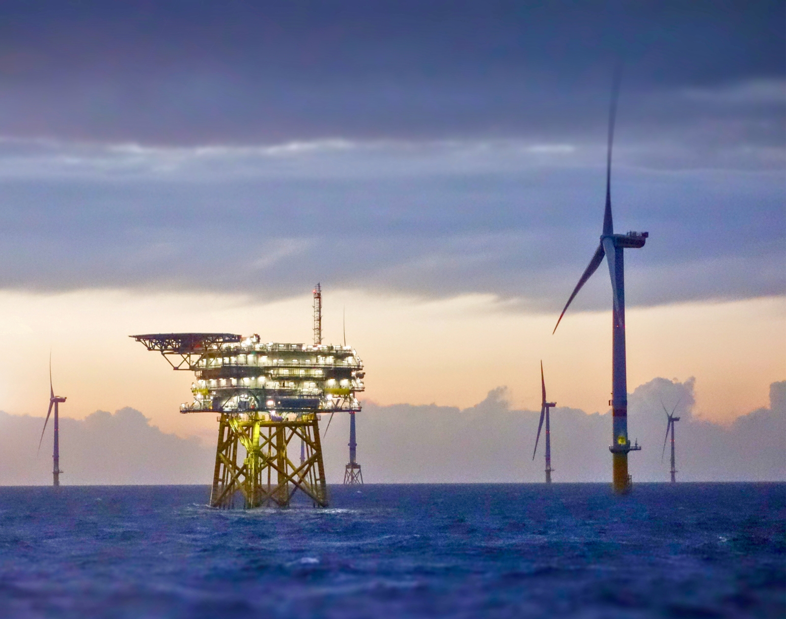 Éoliennes en mer : ces centaines de milliards d’euros qu’il faut investir pour les connecter à terre