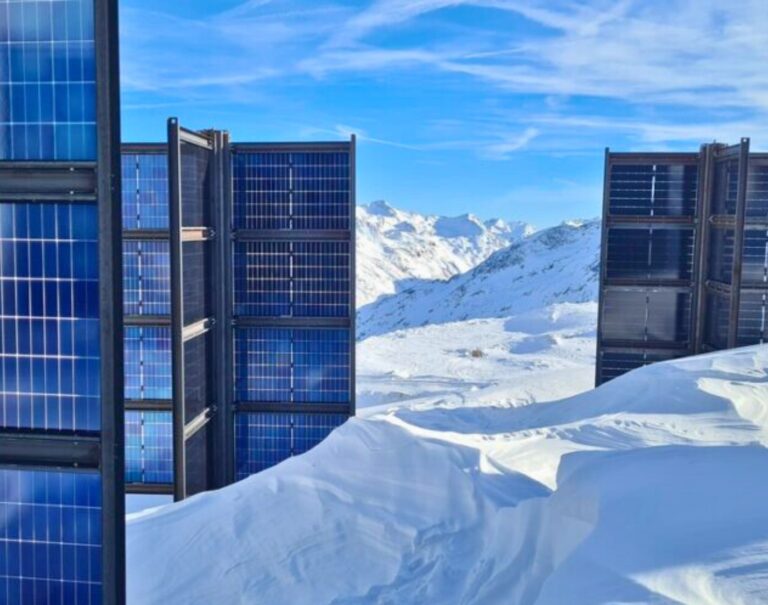 Cette station de ski teste des panneaux solaires verticaux plutôt qu’horizontaux, mais pourquoi ?