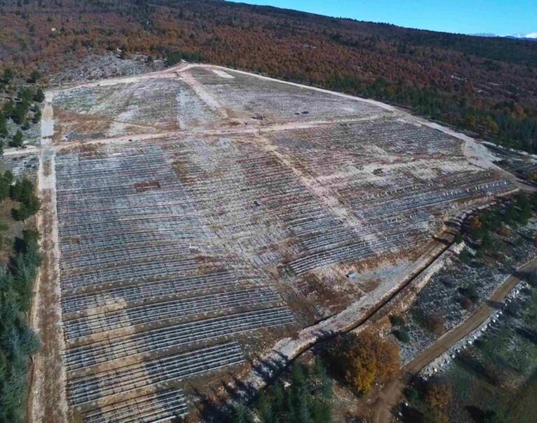 400 panneaux solaires incendiés par des opposants à une centrale photovoltaïque ?