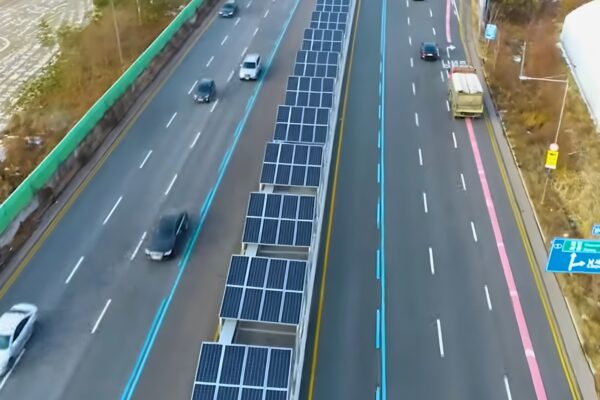 Installer des panneaux solaires sur le terre-plein des autoroutes : une bonne idée ?