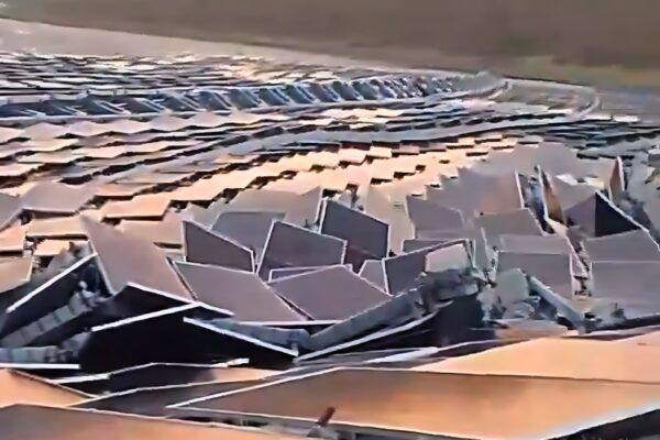 La future plus grande centrale solaire flottante du monde sévèrement endommagée par un orage [vidéo]