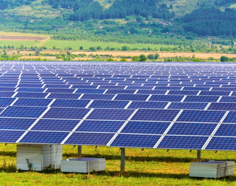 Le pays le plus pauvre d’Europe a t-il vraiment troqué son charbon pour des panneaux solaires ?