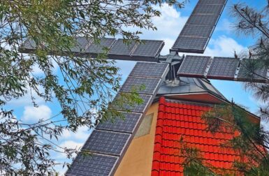 Ce moulin habité a recouvert ses pales de panneaux solaires