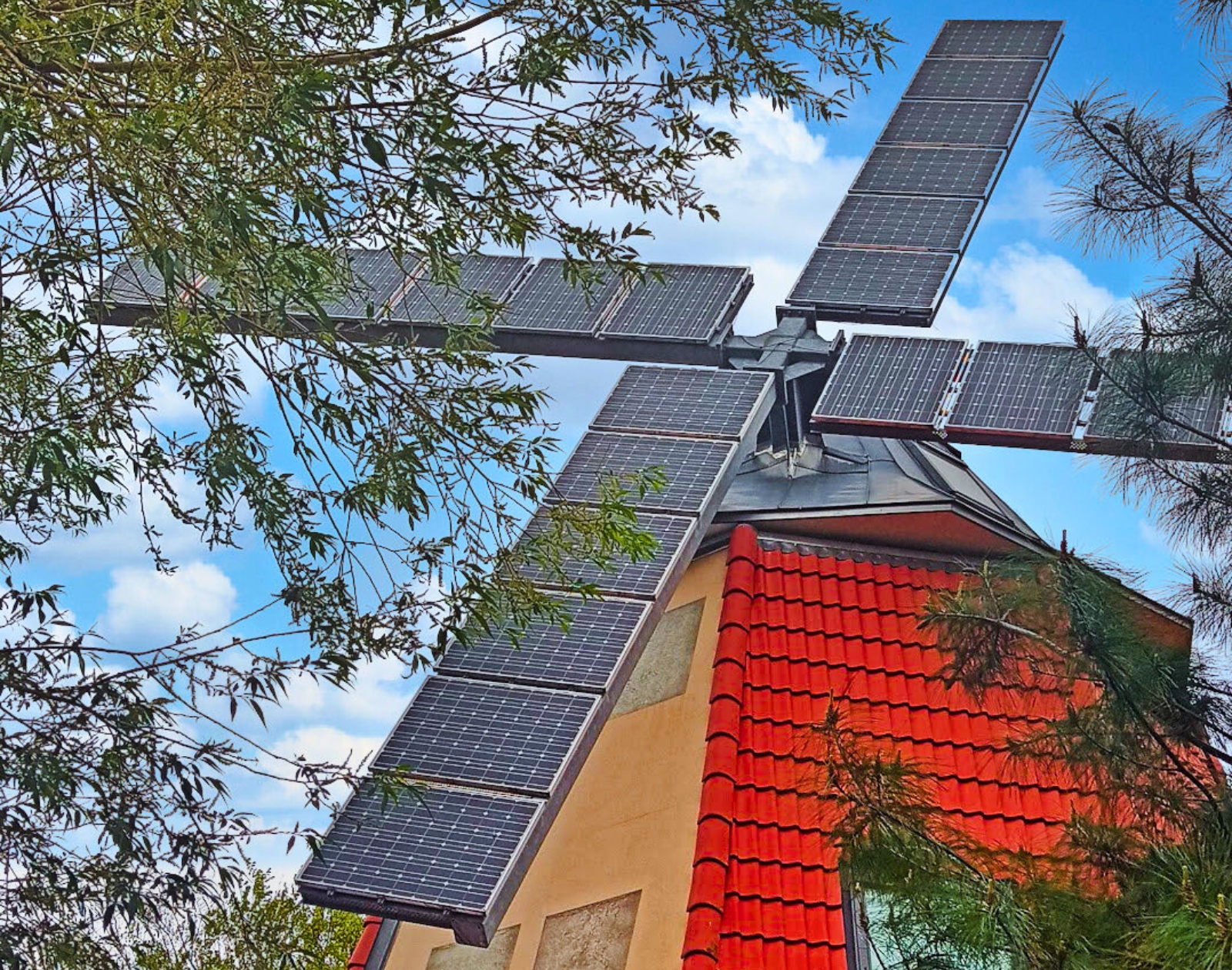 Ce moulin habité a recouvert ses pales de panneaux solaires