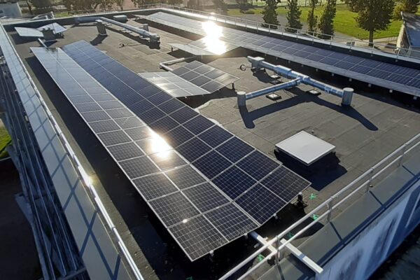 Recouvrir les collèges de panneaux solaires : est-ce vraiment une bonne opération ?