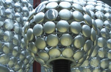 Corona ring : à quoi servent ces boules à facettes géantes installées dans certains transformateurs électriques ?