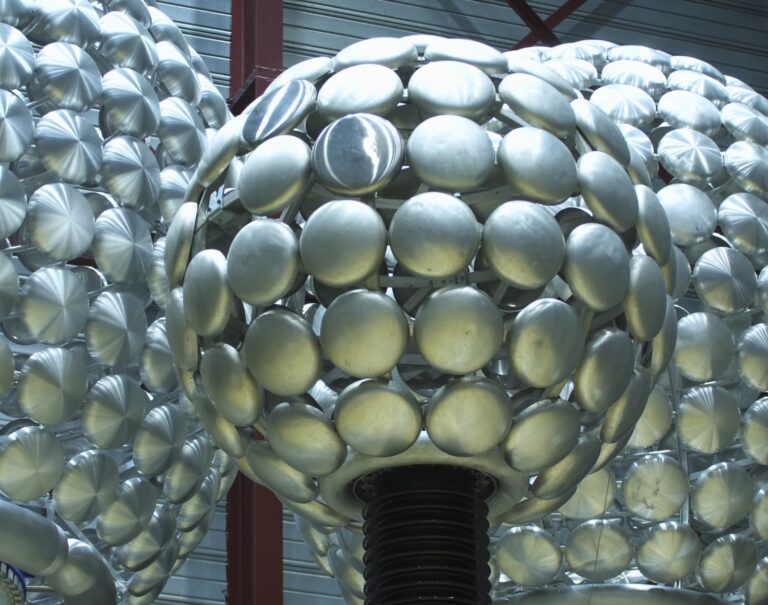 Corona ring : à quoi servent ces boules à facettes géantes installées dans certains transformateurs électriques ?
