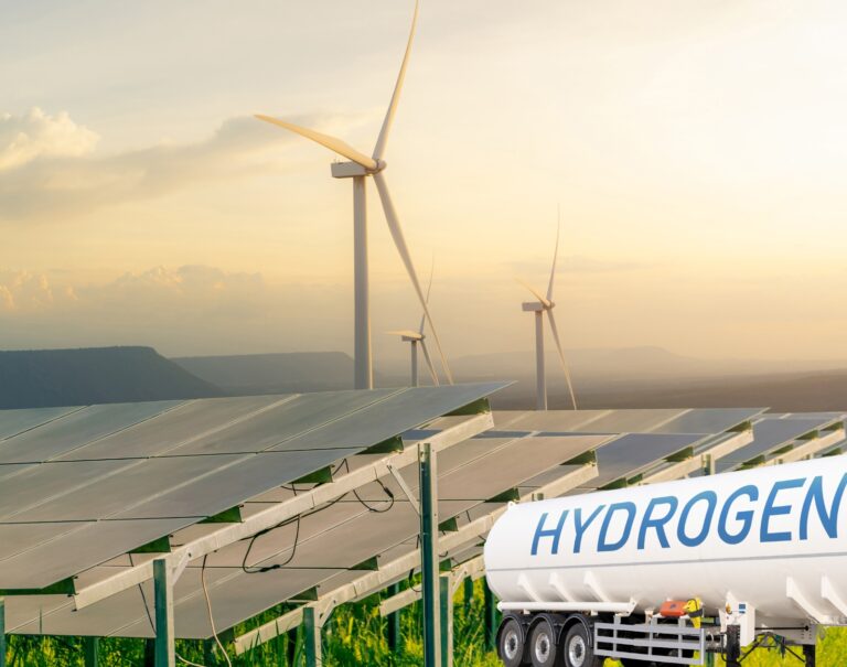Cette centrale hybride solaire et éolienne hors-réseau produira uniquement de l’hydrogène