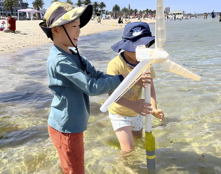Cette association construit des mini éoliennes en mer pour les enfants