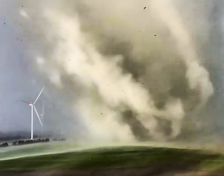 Plusieurs éoliennes réduites en miettes par une puissante tornade aux États-Unis (vidéo)